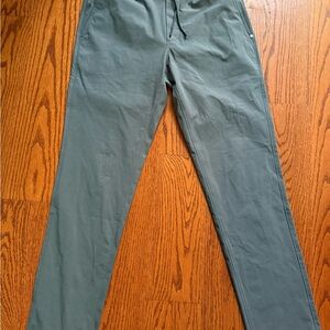 Men's Vuori Meta V463 elastic waist pants Shale in small.